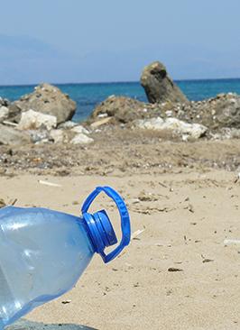 Bouteille plastique à la mer