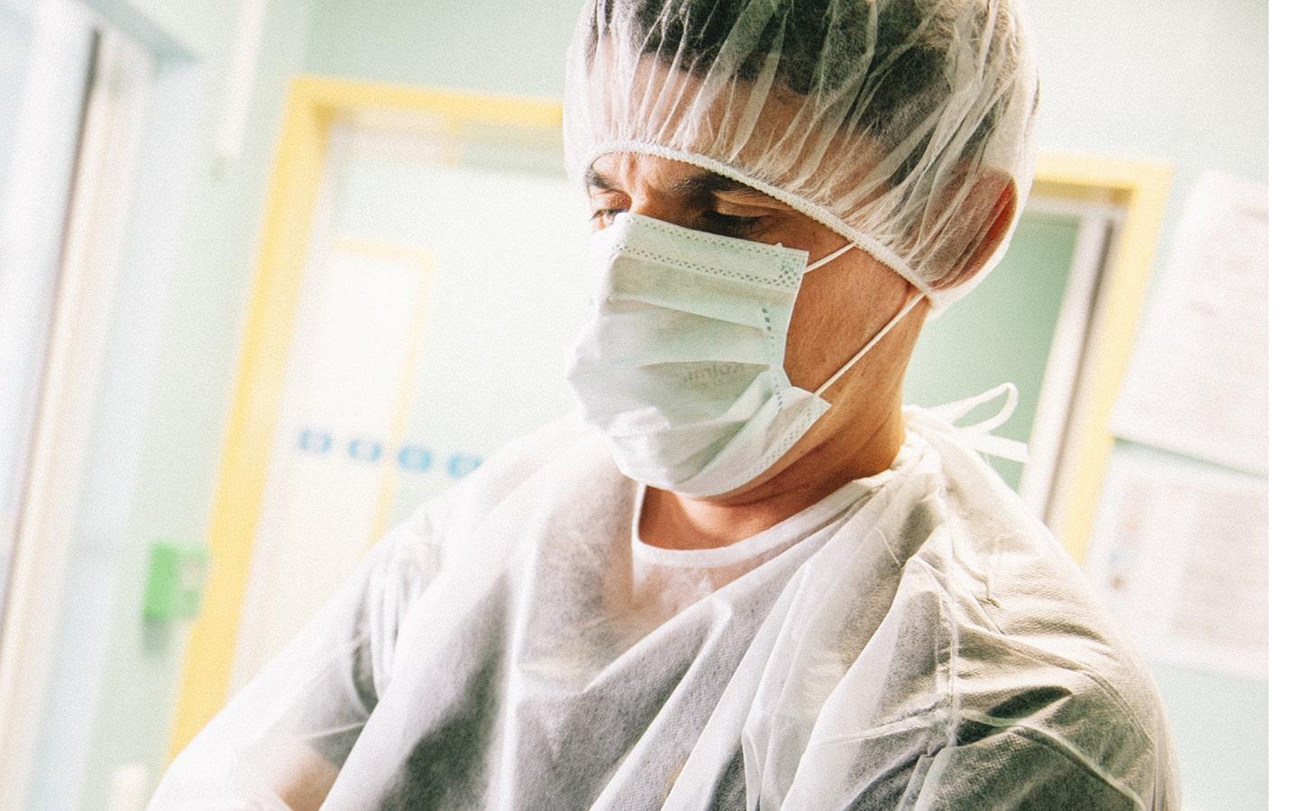 Soignant portant un masque