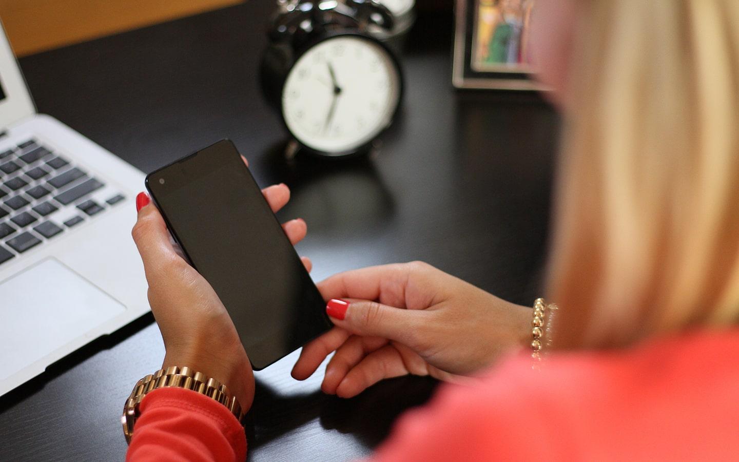 Femme au téléphone