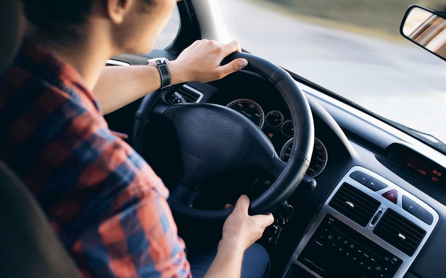 Homme au volant d'une voiture