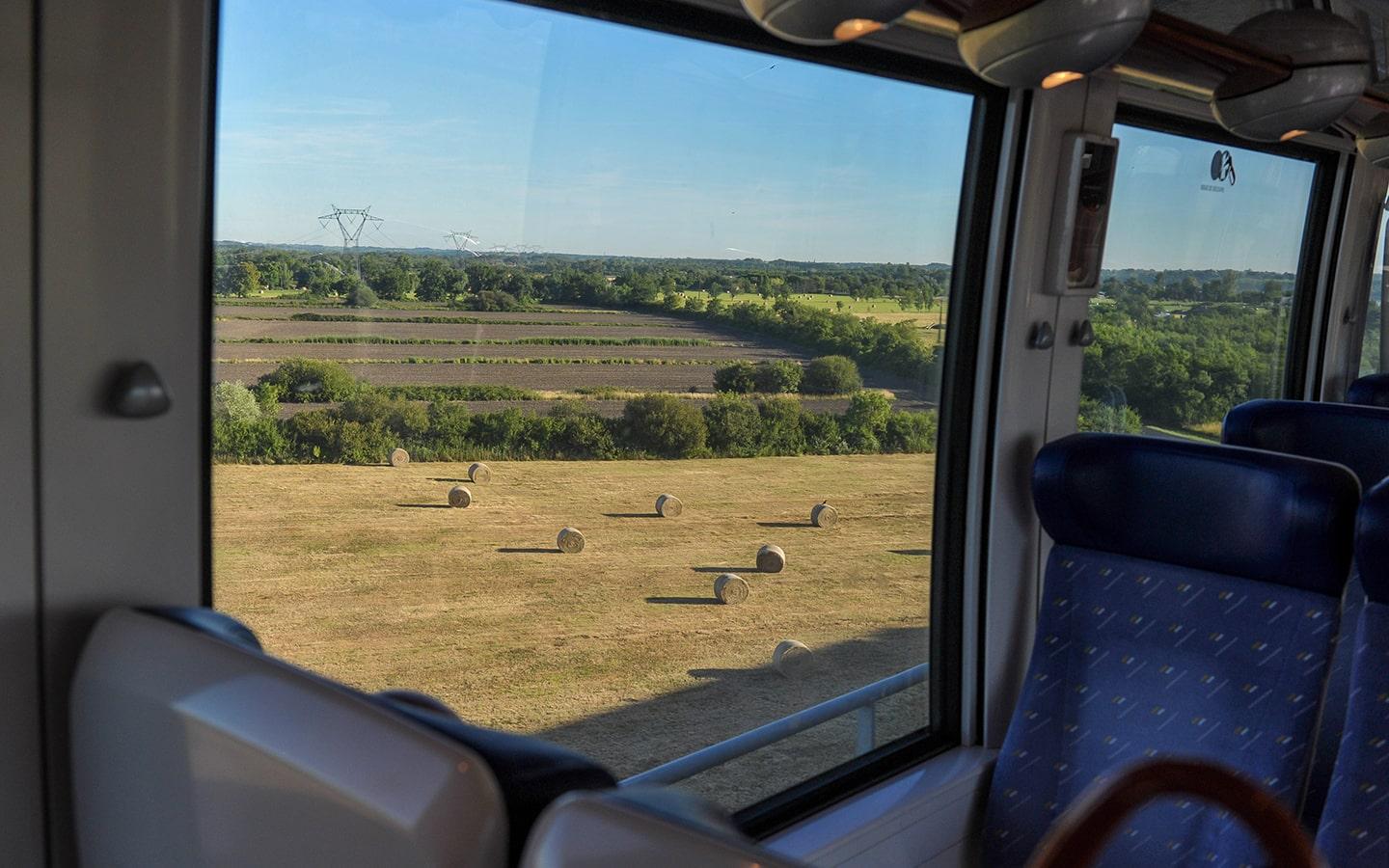 Train parcourant la campagne 