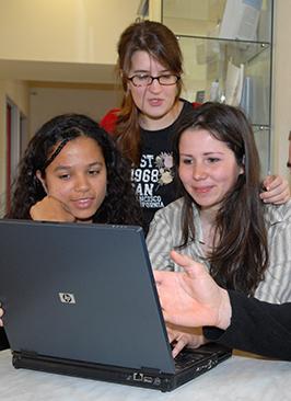 Jeunes devant un ordinateur
