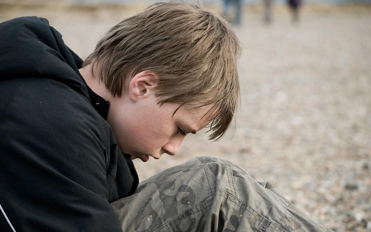 Jeune garçon triste