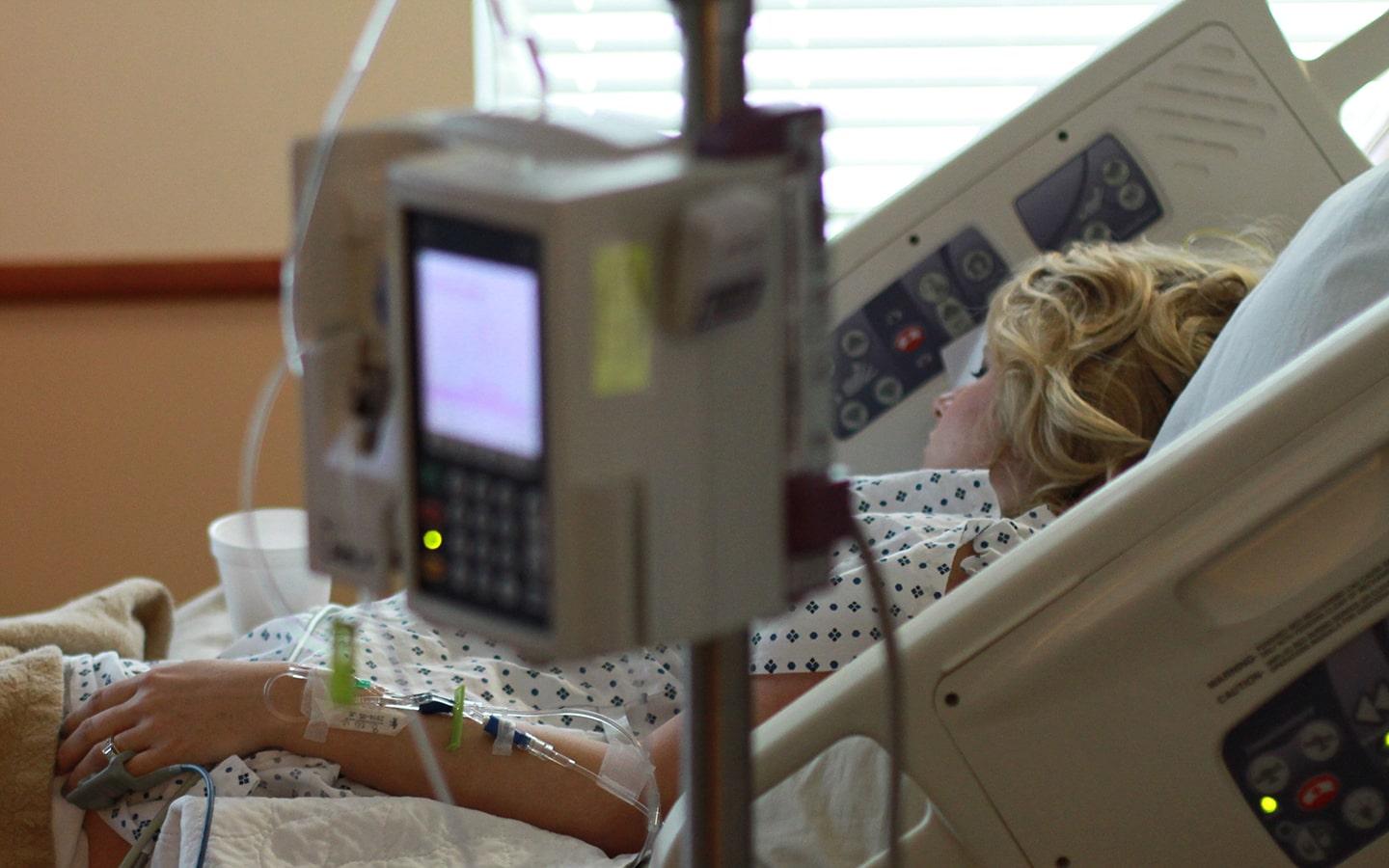 Femme à l'hôpital